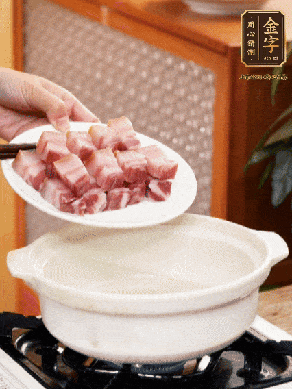 鍋內(nèi)倒油，下咸肉微微煸炒，再放排骨炒一下