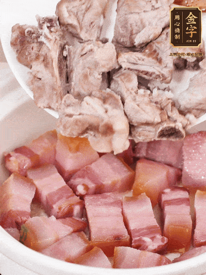 倒入開水燉煮，大火燒開后轉(zhuǎn)小火