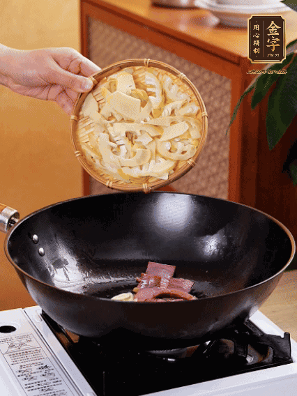 油熱，下蒜末、火腿煸炒出香味，再下筍片微微翻炒