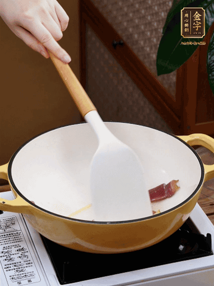 油熱，姜絲、火腿微微煸出香味