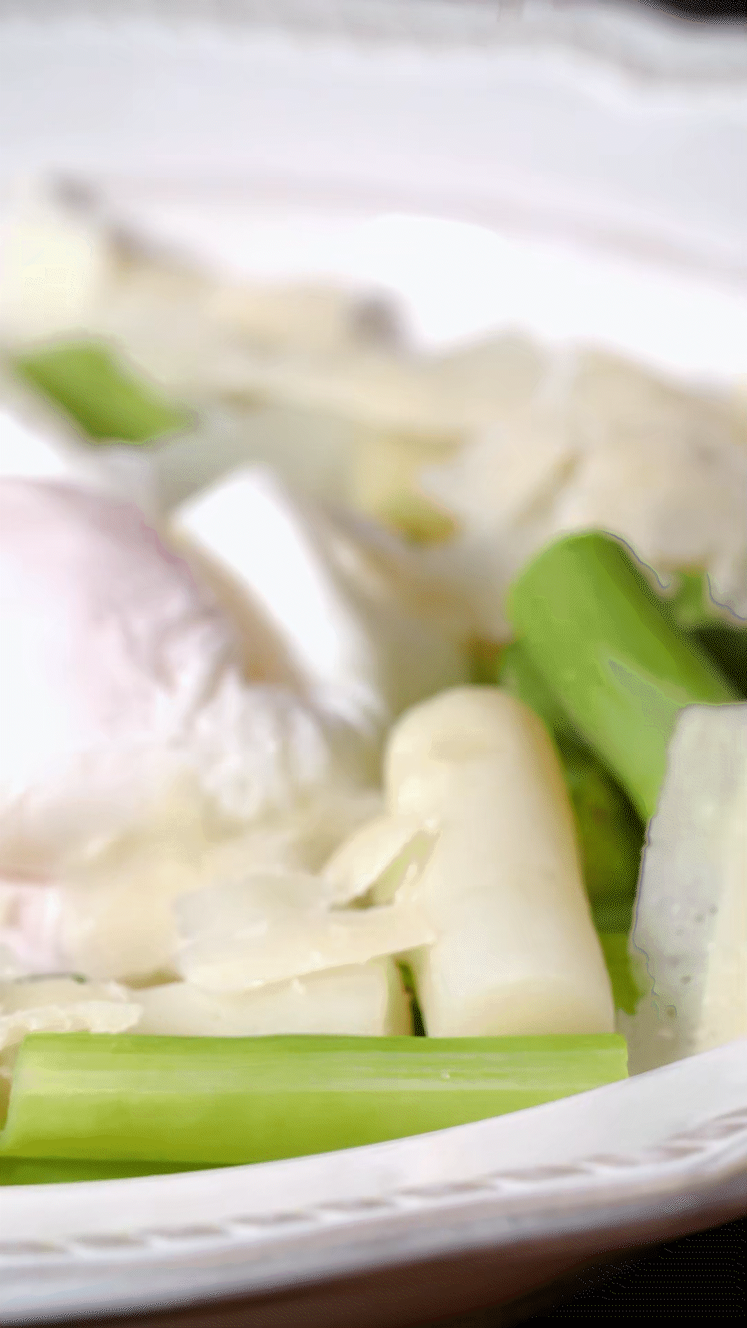 盤中放上蘆筍和雞蛋后，刨上適量干酪
