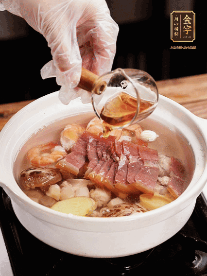 7種食材+帶皮冬瓜塊用砂鍋/電飯煲煮湯功能煮熟，少許鹽、花雕調(diào)味