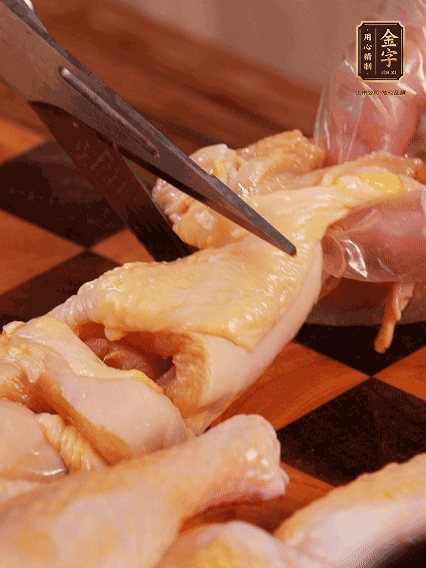 土雞處理干凈，切成大塊，加蔥姜、花雕酒、鹽腌制10分鐘