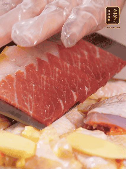 碼上金字火腿片，上鍋蒸足40分鐘