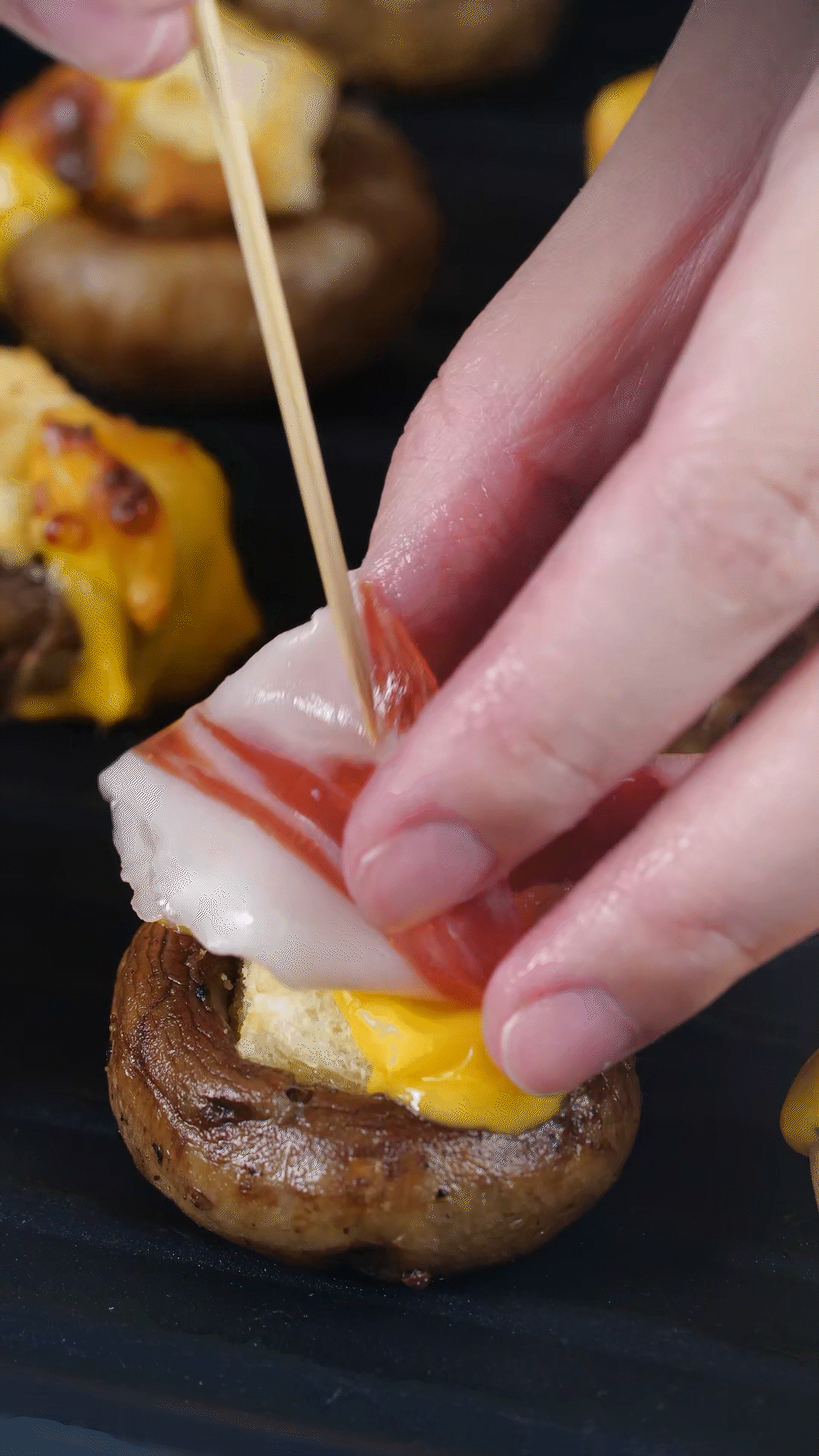 將火腿卷一卷，放在最頂部，插上竹簽