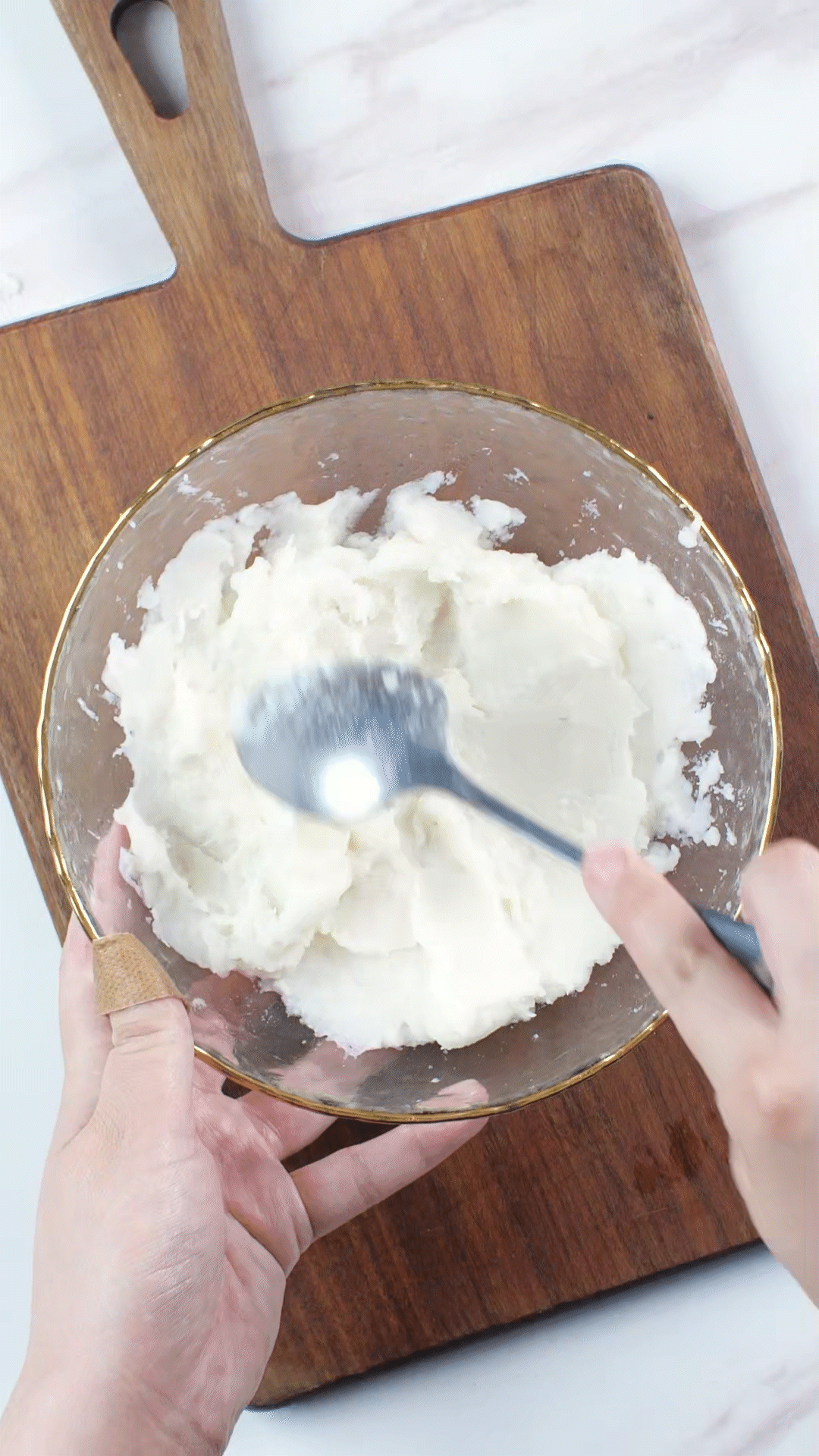 山藥去皮蒸熟，用涂抹奶酪、海鹽、橄欖油調(diào)味