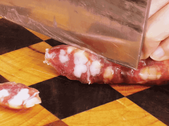 香腸少油煸出香味，下南瓜、板栗、香菇翻炒。2勺生抽、1勺老抽、1勺蠔油、1勺鹽、半勺糖調(diào)味