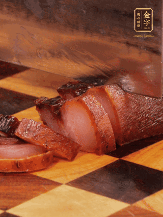 金字醬肉，煮熟切條；蓮藕去皮，切成條狀，焯水2分鐘