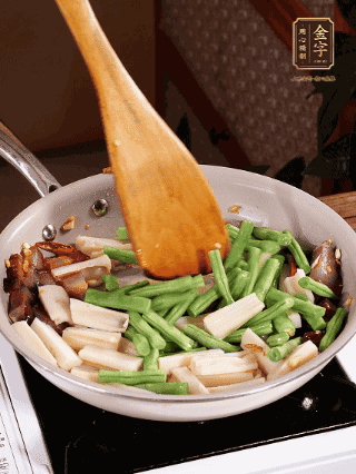 加少許生抽、蠔油、料酒、雞精調(diào)味，少許清水燜2分鐘，炒至豆角皺皮即可