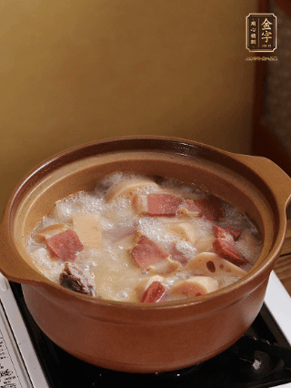 豬油潤鍋，豬骨、姜片煸出油脂香，再依次下開水、蓮藕、火腿，大火燒開