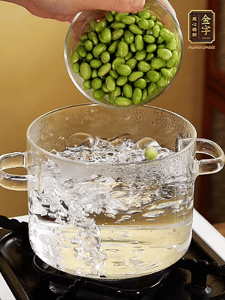 嫩毛豆汆燙1分鐘。