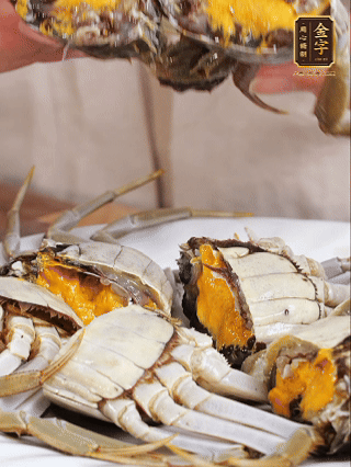 大閘蟹處理干凈，一切兩半。