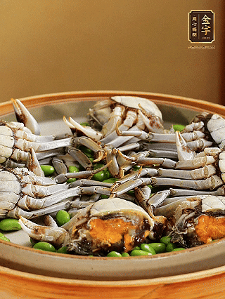 盤底鋪毛豆，依次放大閘蟹、咸肉， 淋一圈料酒、豉油。